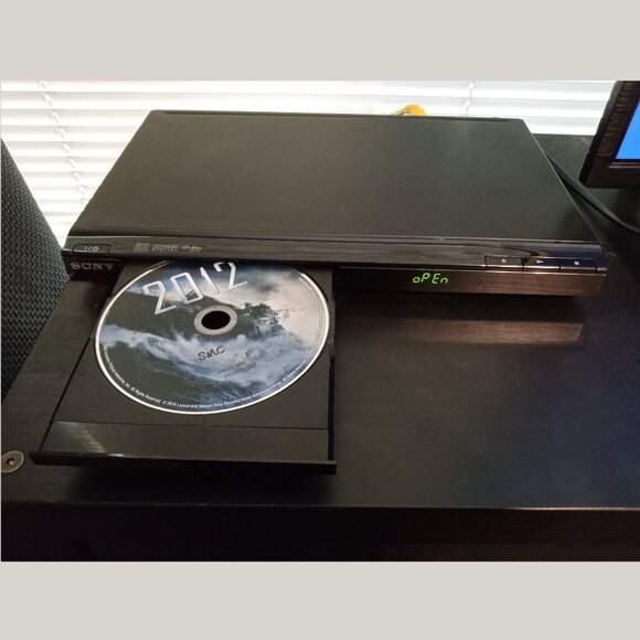 Sony DVP-SR200P DVD/CD Player with Remote and 6 ft AV RCA Connector Cable - Picture 1 of 9